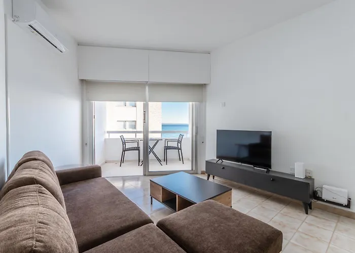 Flirty Flamingo Seaview Apartment *