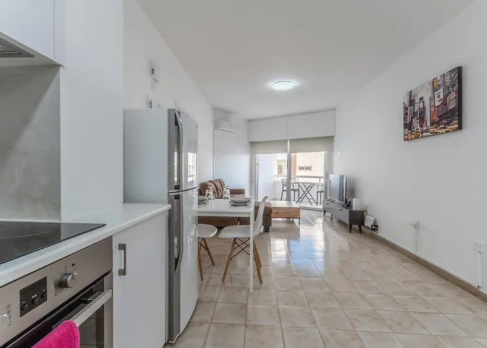 Flirty Flamingo Seaview Apartment *